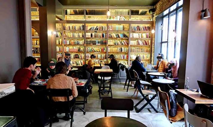 📚☕ Beşiktaş’ta, hem çalışmak hem de kitapların arasında kaybolmak isteyenlere özel bir mekan: Minoa! İlham verici bir atmosfer, kahve ve kitaplarla dolu bu mekanda hem keyifli bir mola verebilir hem de verimli bir çalışma gününe imza atabilirsin.

Daha fazla bilgi ve kullanıcı