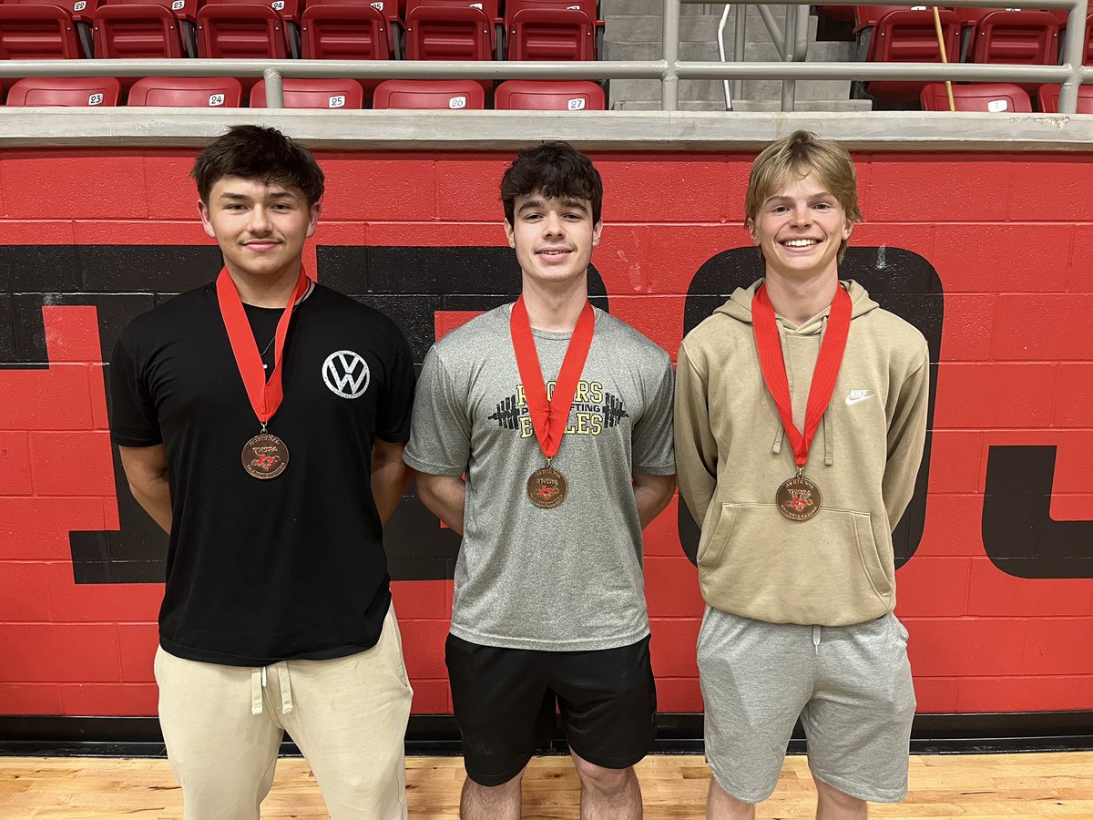 RogersEaglesWAR's tweet photo. Congratulations to all the Eagle Powerlifters who competed at the Region 2 Championships! Lots of PR’s for all lifters and we are coming home with 3 medals! Seniors Kalan Caldwell 4th place, Senior AJ Juergens 3rd place, and Junior Joshua Landeros 4th place! W.A.R.!🦅💪🏼 https://t.co/sRBvclxYFb