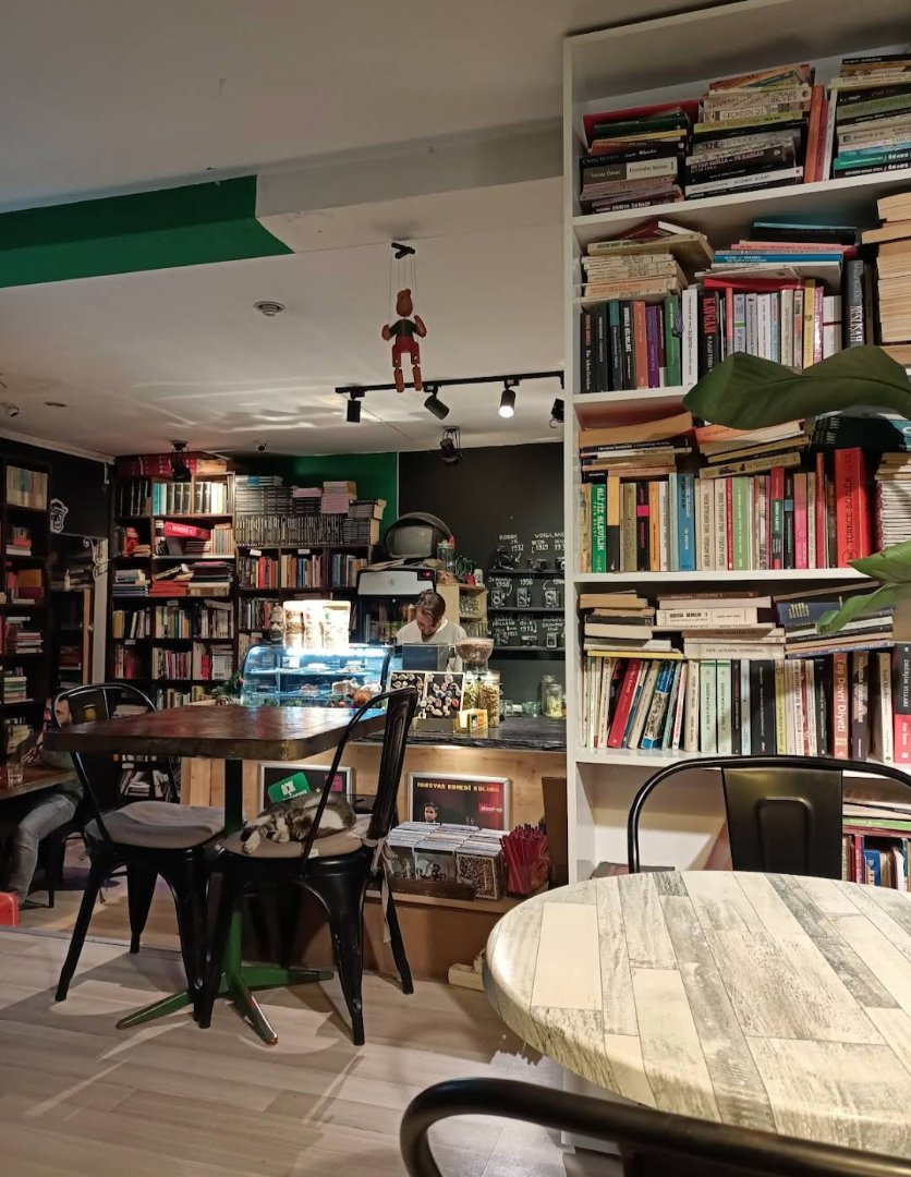 cosyworker's tweet photo. ☕🌿 İzmir'de çalışmaya odaklanırken rahatlayabileceğiniz harika bir yer: Cafe Marsyas! Şehirdeki huzurlu atmosferiyle verimli bir çalışma günü geçirebilir ve lezzetli kahvenizi yudumlarken odaklanmak kolaylaşır.

Daha fazla bilgi ve kullanıcı değerlendirmesi için Cosyworker App'te inceleyin🔎
