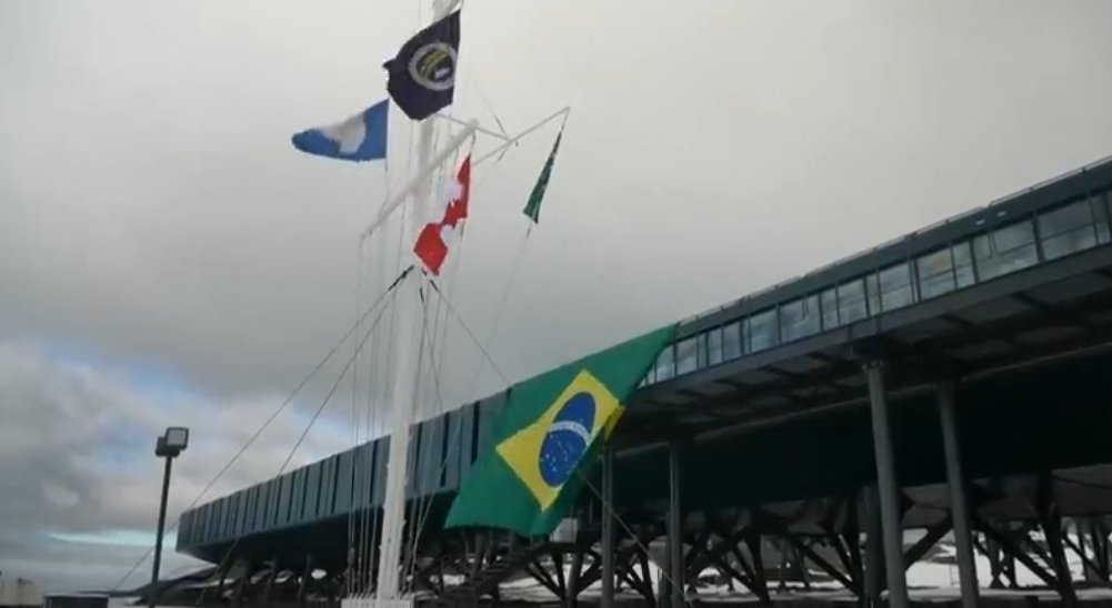 El Tratado Antártico 🇦🇶 está siendo puesto a prueba.

Canadá 🇨🇦 desea tener estatus "Consultivo" (voz y voto), pero ha sido vetado por Rusia 🇷🇺, quien desea incorporar a Bielorrusia 🇧🇾.

Juegos geopolíticos en los que Chile 🇨🇱 y Brasil 🇧🇷 tiene mucho que decir. Muy interesante.