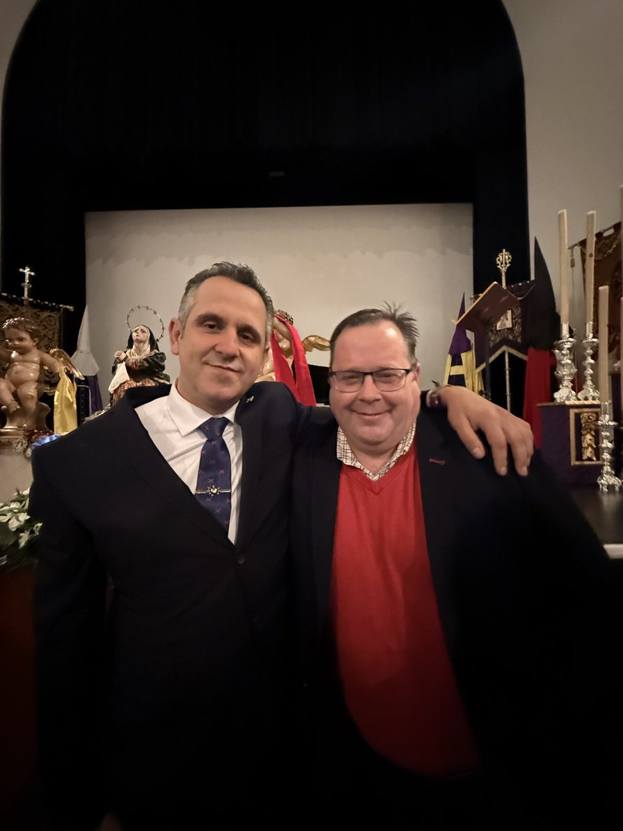 Para quien  no le conozca, es @jesus_liceran , uno de los tesoros que afortunadamente tengo en mi vida

El amigo que a todo el mundo le gustaría tener y yo puedo decir que le tengo

Que feliz nos has hecho a tod@s l@s  presentes

Muchas felicidades y gracias por ser como eres.