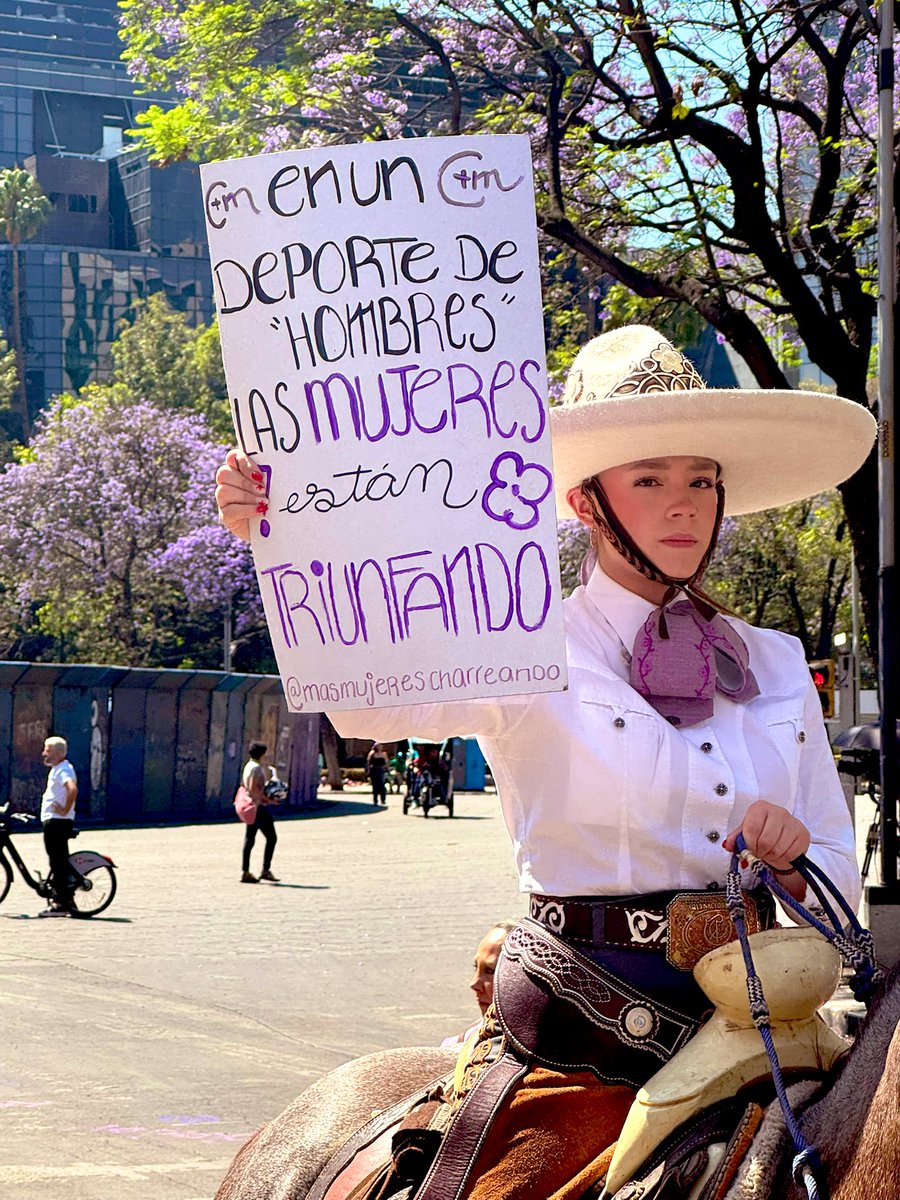 hermoso contingente de charras en caballos #8M
