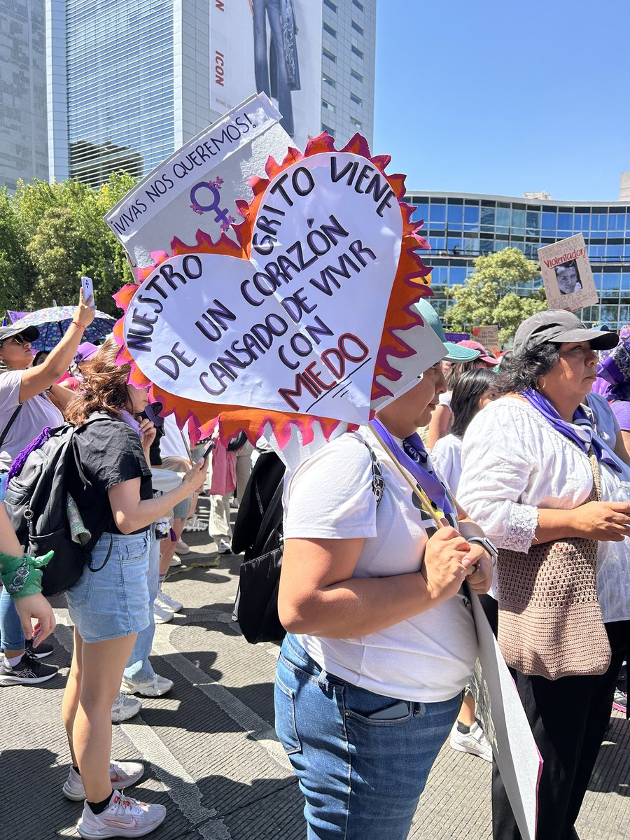 Muna_bargan's tweet photo. Nuestro grito viene de un corazón cansado de vivir con miedo / Tus monumentos tienen 100 años,
Pero yo solo 13 años / A las periodistas no se nos calla matándonos #Marcha8M Ciudad de México. https://t.co/7OhptNOWLG