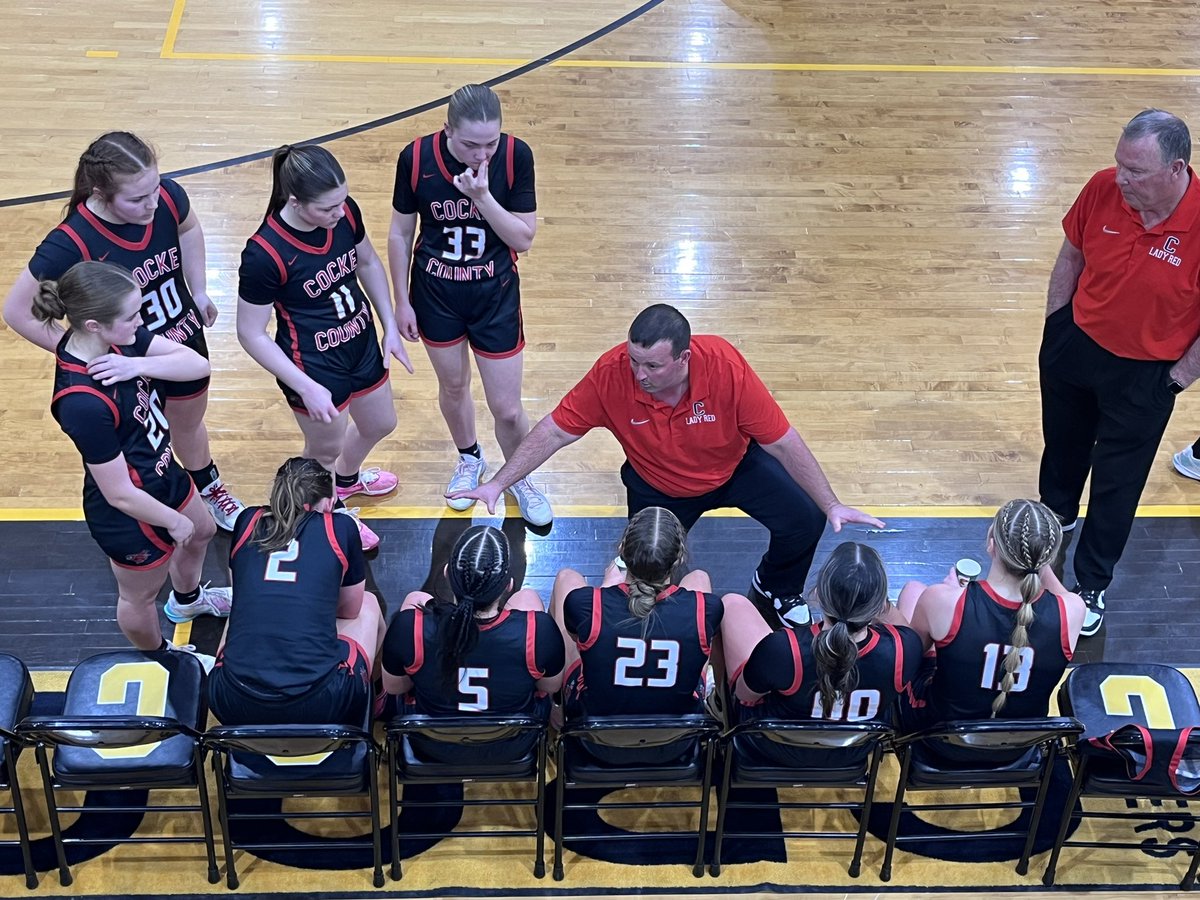 jnichols_2121's tweet photo. END 1Q: 16-13 CCHS off a fast-break bucket from Ellie Proffitt

“That effort you gave right there, that’s that it will take the entire game.” -@zbbb11 during the break https://t.co/lpkdgf9gTn