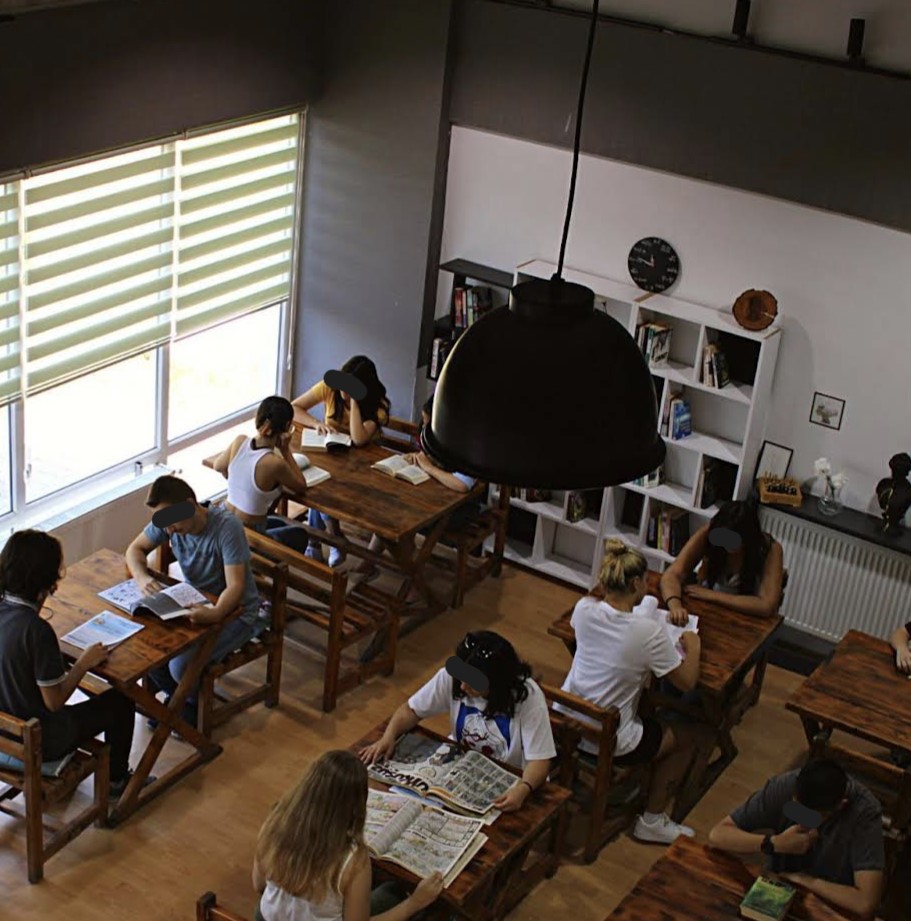 Stupa Kafe Kütüphane, Ankara, hem kitap hem de çalışma severler için mükemmel bir ortam sunuyor. Sakin atmosferi ve rahat oturma düzeniyle uzun süreli çalışma seansları için ideal. İnterneti hızlı, prizi bol, tam verimlilik için gerekli her şey burada! 📚💻

Daha fazla bilgi ve