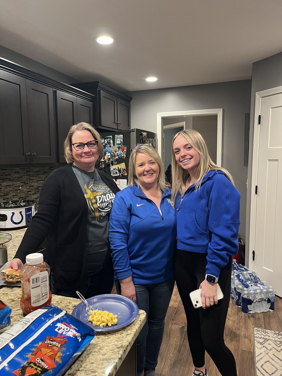 Thank you to the Workman family for hosting the team, and providing dinner at their house after our games! It is appreciated by all our players and coaches! @team