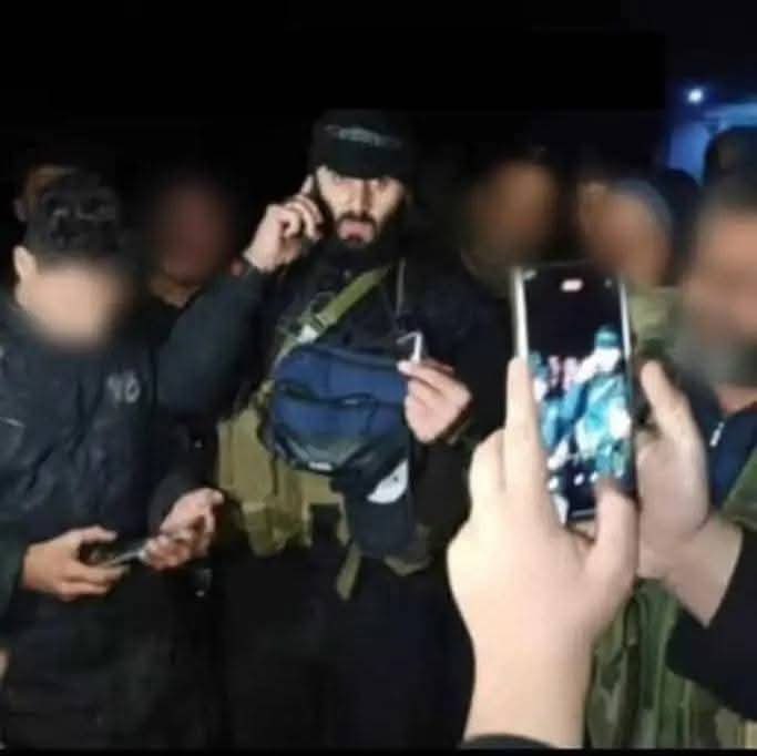 الإرهـ..ـابي المجرم مقداد فتيحة وجماعته من فلول الاسد يرتدون لباس جهاز الأمن العام ويقومون بارتكاب المجازر باسم عناصر الأمن العام