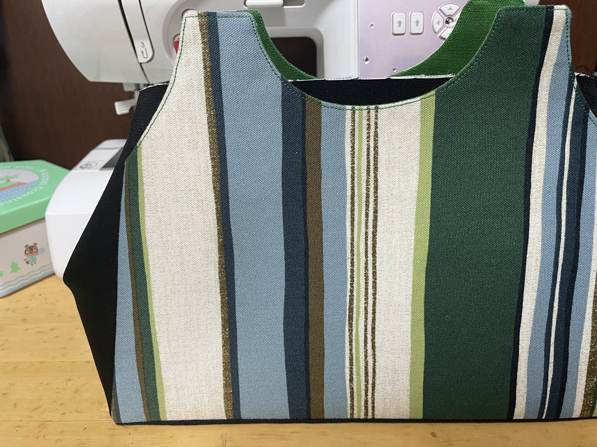 marchi_handmade's tweet photo. 内布と表布を合体させていない状態では縫えたとは言えない…？🧐

これは一目惚れして購入した生地！緑好き🤍🫶 https://t.co/H0LtoKfFQ0