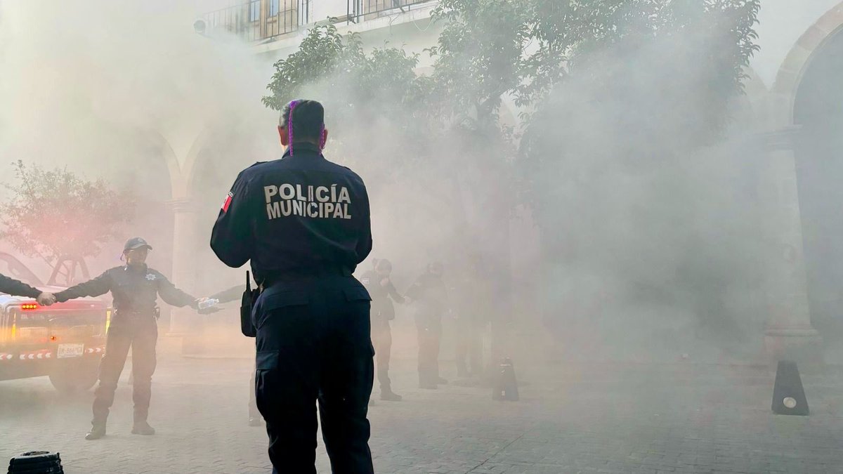 #Durango 👮 | Mujeres policías resguardaron la integridad de manifestantes durante marcha del #8Marzo 

🚨Participaron 270 policías municipales en el operativo. 
 
🚓150 agentes mujeres acompañaron la marcha y 70 agentes viales resguardaron vialidades.

#VivaLaNoticia 🔰