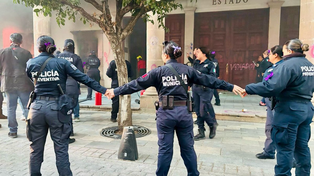 vivalanoticiadg's tweet photo. #Durango 👮 | Mujeres policías resguardaron la integridad de manifestantes durante marcha del #8Marzo 

🚨Participaron 270 policías municipales en el operativo. 
 
🚓150 agentes mujeres acompañaron la marcha y 70 agentes viales resguardaron vialidades.

#VivaLaNoticia 🔰 https://t.co/ZAQtakors8