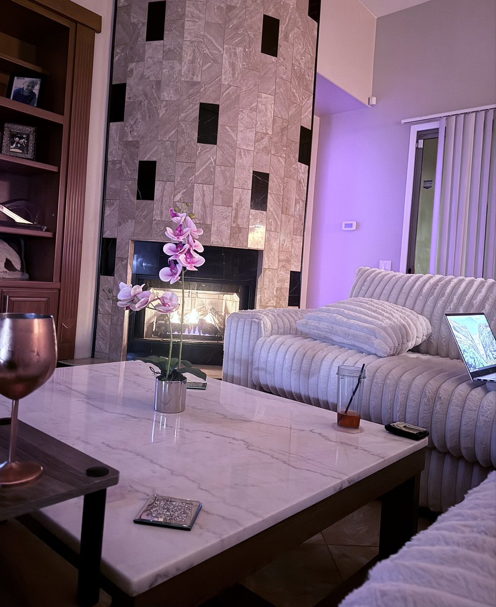 RubyRedfield's tweet image. Cozy AF and buying more ₿tc this evening.😌