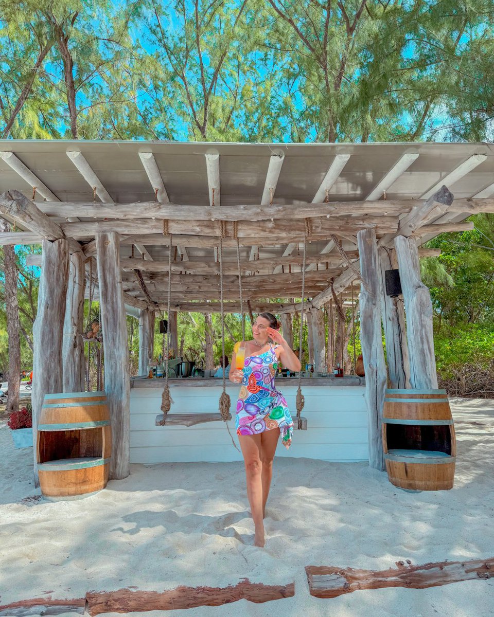 Sunkissed sips &amp; island bliss.
Chilling never looked this good—tropical vibes served ice-cold at Ile Aux Cerfs.
#FSMauritius #FSTasteOfWonder

📸 @alessandrastockler