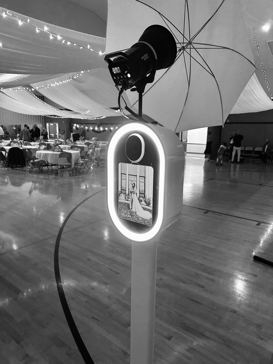 CalicoEvents's tweet image. Lights, camera, laughter! ✨📸 Our photobooth brought the fun to Breanne &amp;amp; Zach’s big day, capturing all the best memories. 💍 #CalicoEvents #PhotoboothFun #WeddingMemories #UtahWeddings