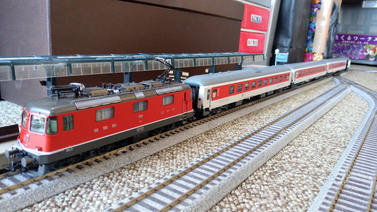 Yochan_Bahn's tweet photo. City Night Line ペガサス号
🇨🇭🇩🇪🇳🇱
冬スキーシーズン用のスイス国内運用の短編成...ﾀﾌﾞﾝｺﾉｳﾝﾖｳｶﾞｱｯﾀﾄｵﾓｳ

CNL40478 Pegasus
(2012/2013 Winter Reason)
Brig-Zürich(-Amsterdam)

#欧州型H0よ 
#CityNightLine 
#国境なき運転会 
#night_train_Collection 
#鉄道模型 
#HOゲージ https://t.co/XIwp8INw9O
