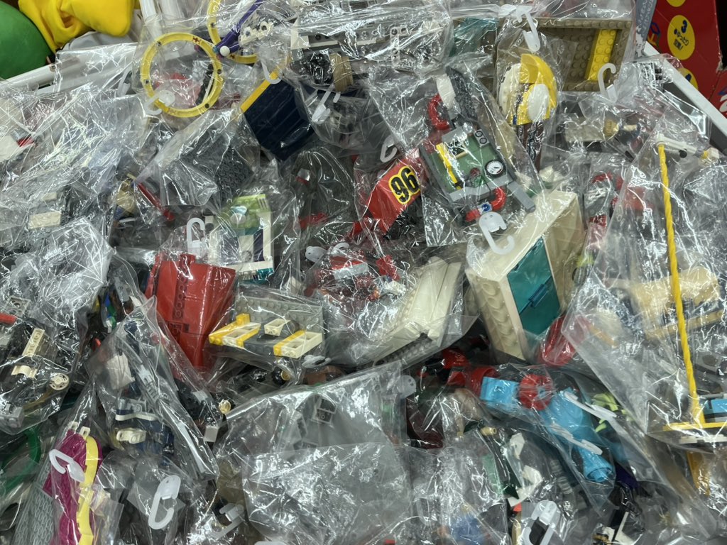本日店頭入口ワゴン🛒🛒 LEGOワケ🈶品 1️⃣1️⃣0️⃣円で販売中