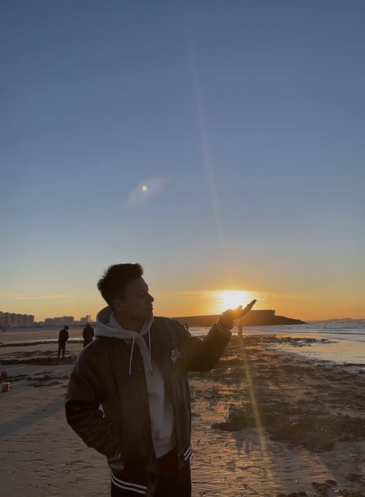 太陽の光をつかみ、潮風を感じます。