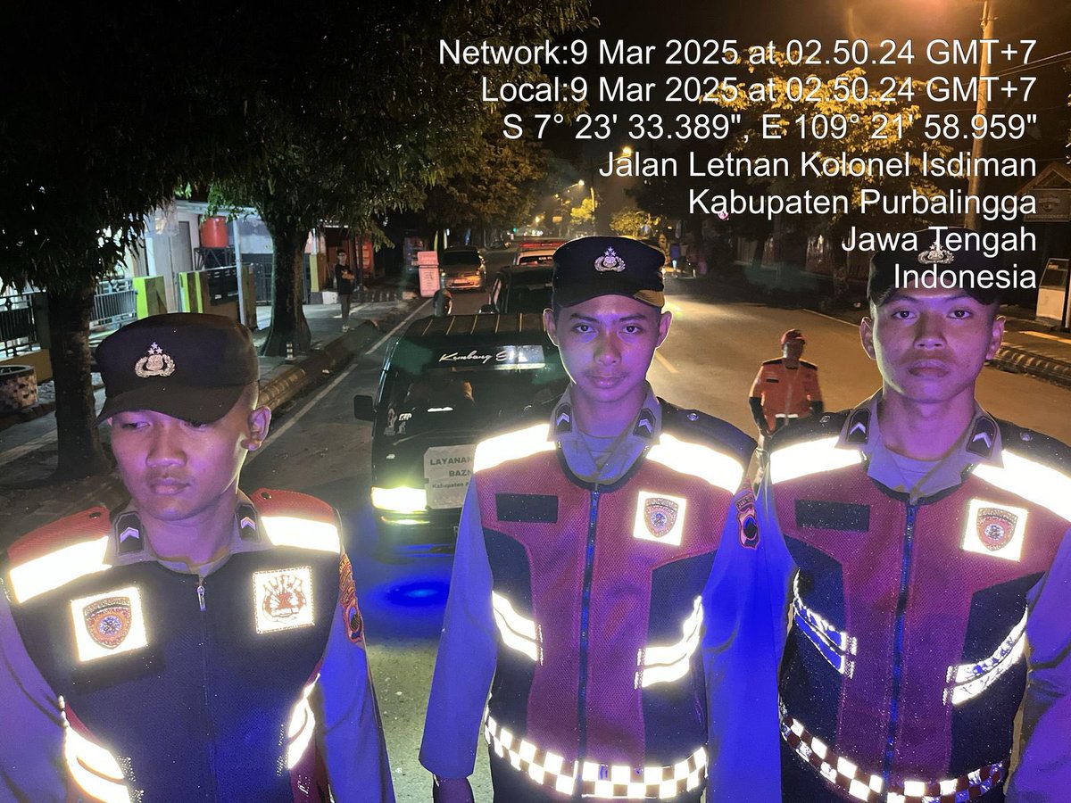 samaptapbg's tweet photo. Grebeg Sahur! 🚔✨ Polisi sahur bareng warga, bagikan makanan &amp; jaga keamanan. #GrebegSahur #PolriHadir https://t.co/PZGNW58B2a