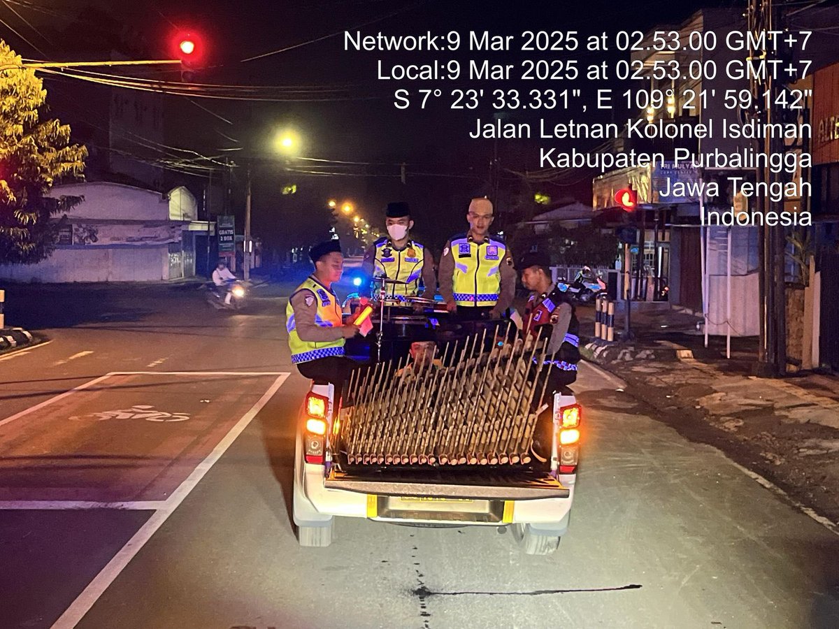 samaptapbg's tweet photo. Grebeg Sahur! 🚔✨ Polisi sahur bareng warga, bagikan makanan &amp; jaga keamanan. #GrebegSahur #PolriHadir https://t.co/PZGNW58B2a