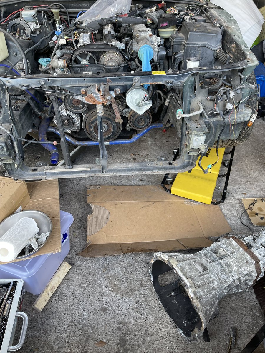 今日も朝から元気に！

エンジン、ミッション載せるよー