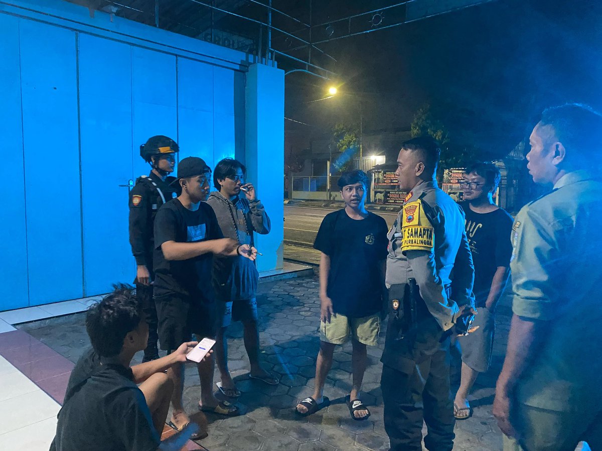samaptapbg's tweet photo. Patroli Sahur! 🚔 Jaga keamanan, cegah kejahatan, &amp; evakuasi korban laka. #PatroliPresisi #PolriHadir https://t.co/EJKowfj6Yq
