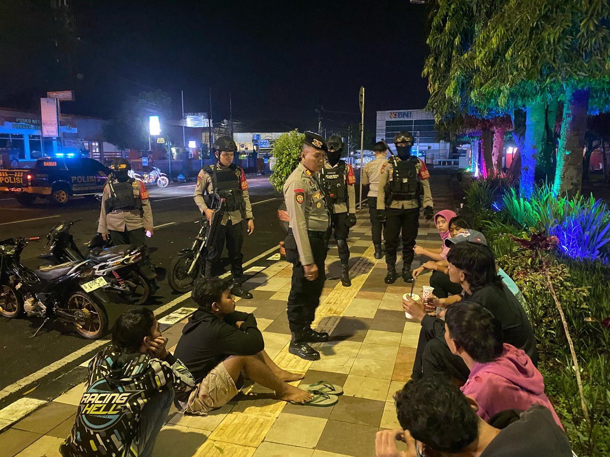 samaptapbg's tweet photo. Patroli Sahur! 🚔 Jaga keamanan, cegah kejahatan, &amp; evakuasi korban laka. #PatroliPresisi #PolriHadir https://t.co/EJKowfj6Yq