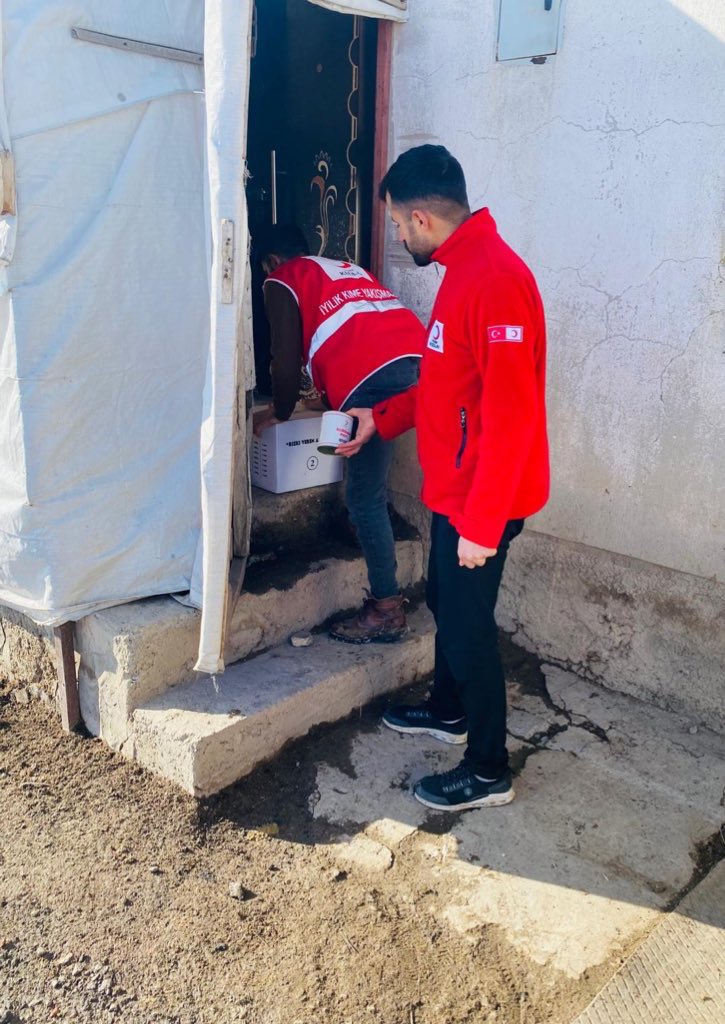 Gönlümüzde iyilik, sırtımızda emanet… Nice yollar aştık, nice kapılar çaldık. Bu Ramazan da aynı heyecanla, aynı kalp birliğiyle yollardayız.

Ağrı Taşlıçay’da ihtiyaç sahiplerine gıda kolisi ve kavurma konservesi ulaştırıyor, sofraları bereketle donatıyor, gönülden gönüle