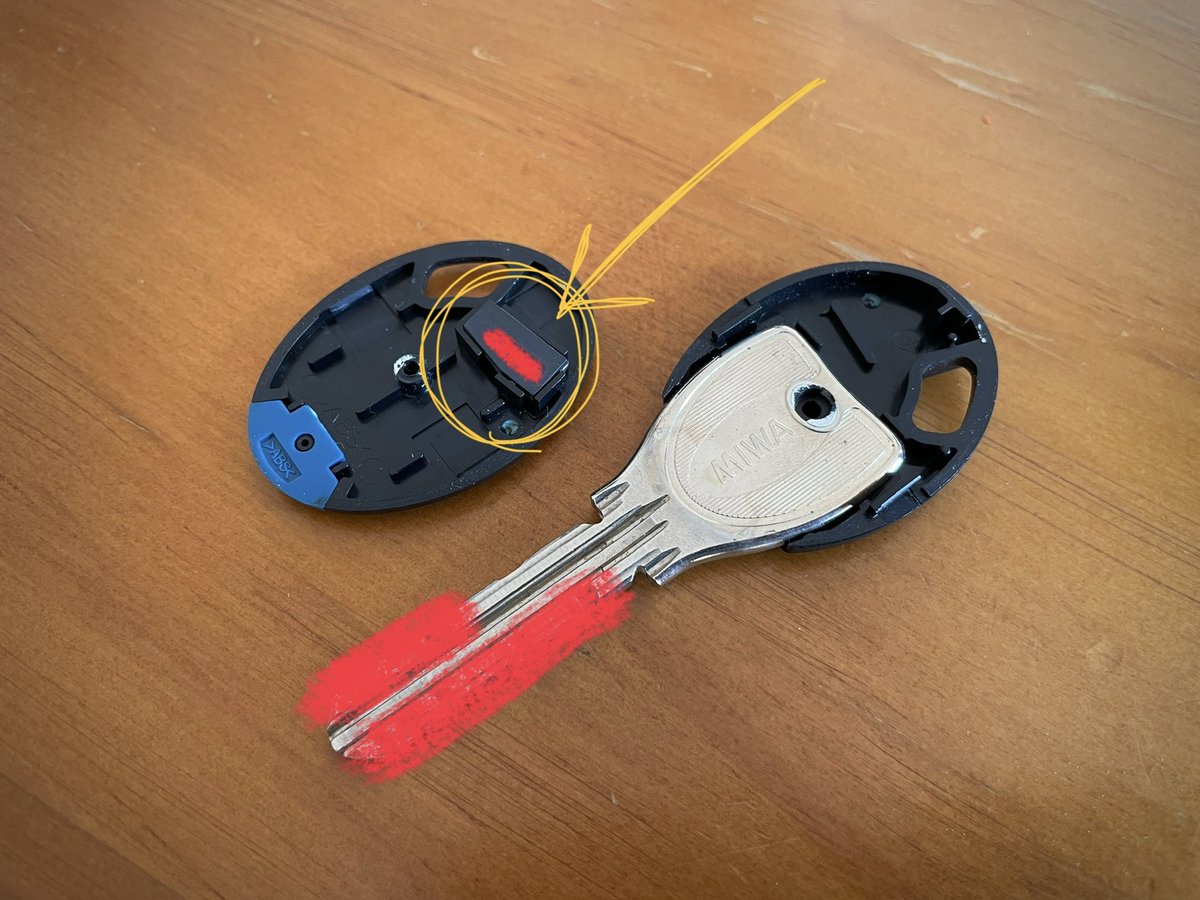 鍵をかざすセンサー式のオートロックって、じつは鍵の中に電磁石が入ってるんですよね。
この電磁石をベルトに組み合わせようというのが今回の計画です。