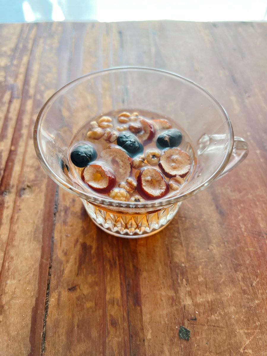 先日投稿した和トリエのthé  bon manger が手元に届きました。
生姜紅茶にthé  bon manger の薬膳それぞれの食感がおもしろく、紅茶と合う💕

内側から美容を気にかけるって大事ですね‥。因みに‥女性の後ろのお花はそれぞれ、使われている薬膳食材のお花たちです。