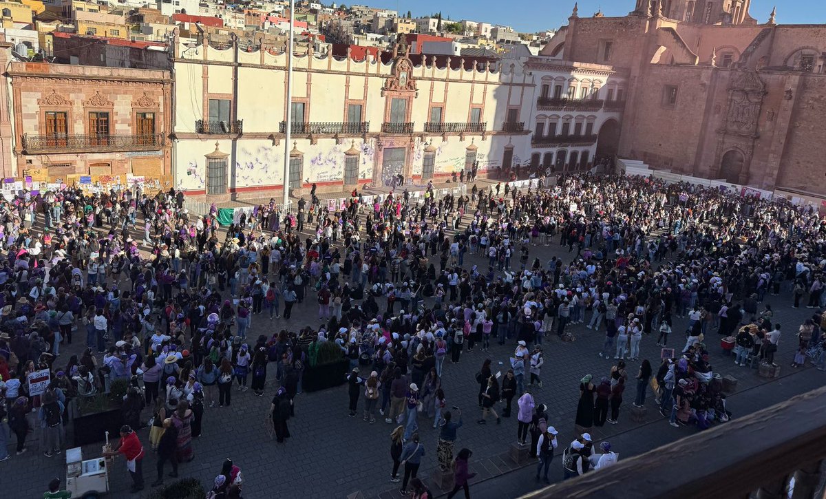 2/2 Observamos la marcha #8M y reiteramos que la protesta feminista es un ejercicio fundamental en una democracia. Reconocemos la coordinación interinstitucional para garantizar un entorno seguro, con un enfoque de fortalecimiento y prevención.