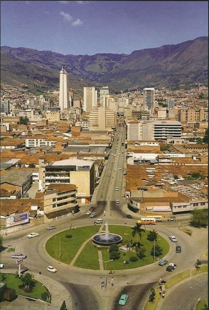 Medellín 1971   ¡¡¡Así era la ciudad el año que nací!!!  
Aquí se aprecia la glorieta BIC (Avenida Colombia con Avenida del Ferrocarril); en el centro de Medellín en construcción el edifico Coltejer y el edificio del Banco de la República. Al fondo el Alto de Santa Elena