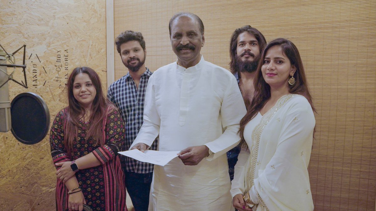 ஒலிப்பதிவுக் கூடத்துக்குள் 
நுழைகிறேன்

காதுகளின் 
அடிமடலை வருடும் 
மயிலிறகுபோல் 
சைந்தவியின் தேன்குரல்
காற்றில் கசிகிறது

“மழையில்
நனைந்ததோர் காகிதமாய் - என்
மனது கிழிந்துதான்
நானிருந்தேன் - அதில்
ஈரக் கவிதை நீ எழுதிவிட்டாய்
என் உயிரே உறவே”

சின்னச் சின்னத்
திருத்தங்கள் சொன்னேன்