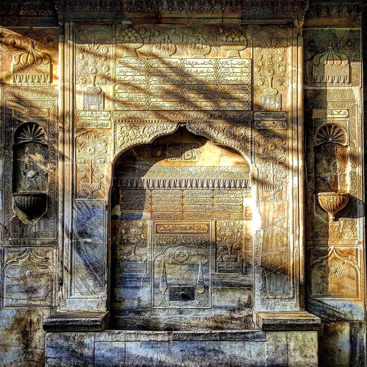 Galata Kulesi karşısında yer alan Bereketzade Çeşmesi adeta resimli Osmanlı sanatları ansiklopedisi.