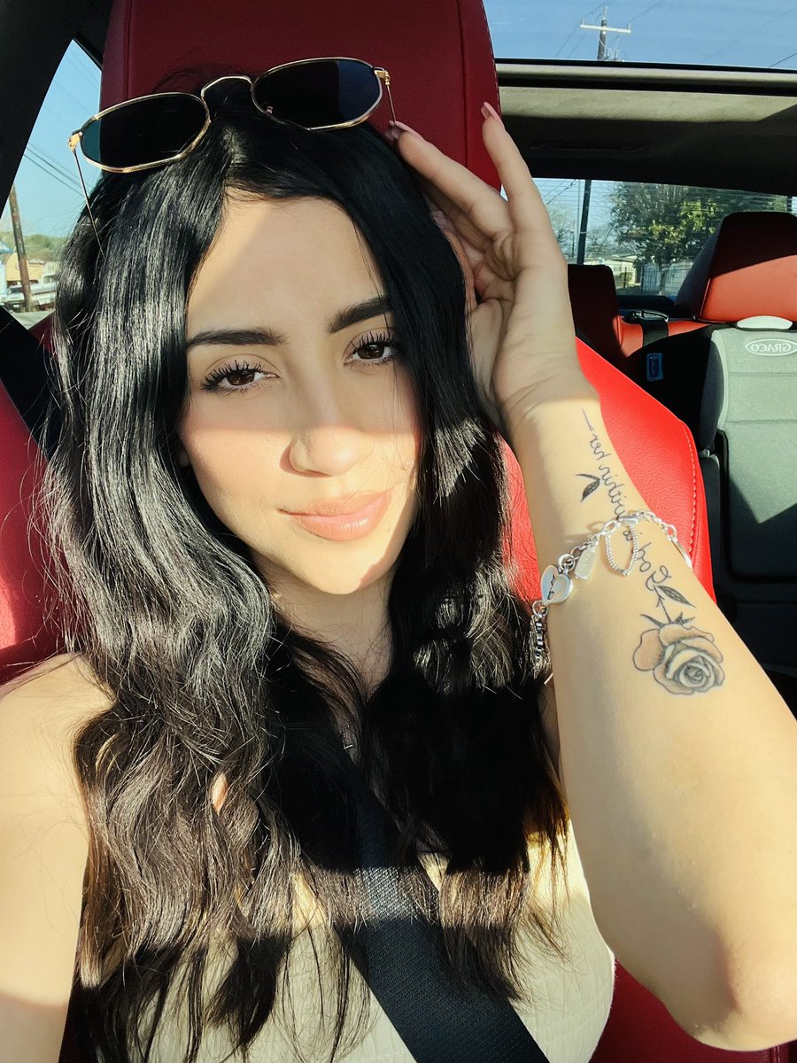 s_danielle3's tweet photo. 💛🥀 https://t.co/nN8mqhUv7f