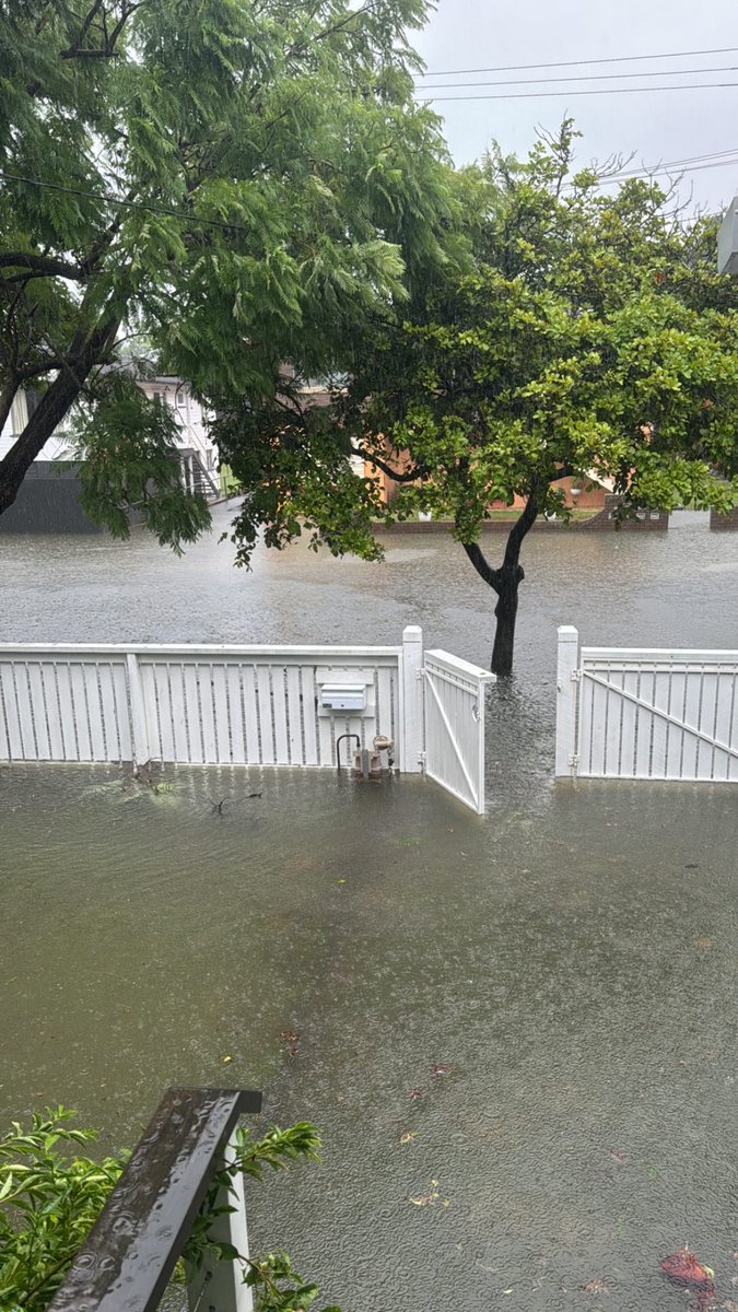 My street is now completely underwater. Flooding has gone past the fences, and the current is getting stronger. This is next level. Stay safe out there.

📍 Brisbane, QLD
#CycloneAlfred #GoldCoast #Flooding #ExtremeWeather #Brisbane #CycloneAlbo #Cyclone #alfredcyclone