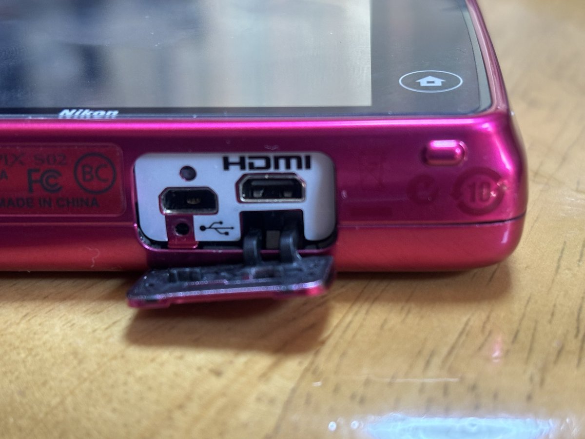 koichi_s0426's tweet image. コンデジ Nikon coolpix S02 がエラー表示が出て撮影出来なくなりました。
ググると内蔵されているmicroSDガード8GBの接触不良の書き込みがあったので、一度microSDを抜き差しする為に分解しました。分解ついでにmicroSDを32GBに交換しました。
#Nikon
#coolpix_S02
#microSD
#32GB