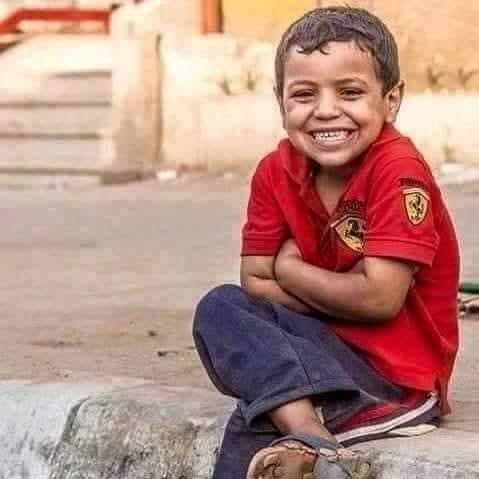 تأتينا المصاعب ثم تمضي ولا ندري كيف حلت ثم ارتحلت إنها ألطاف الله تُلاحقنا دون أن نشعر لطفه يجري وعبده لا يدري