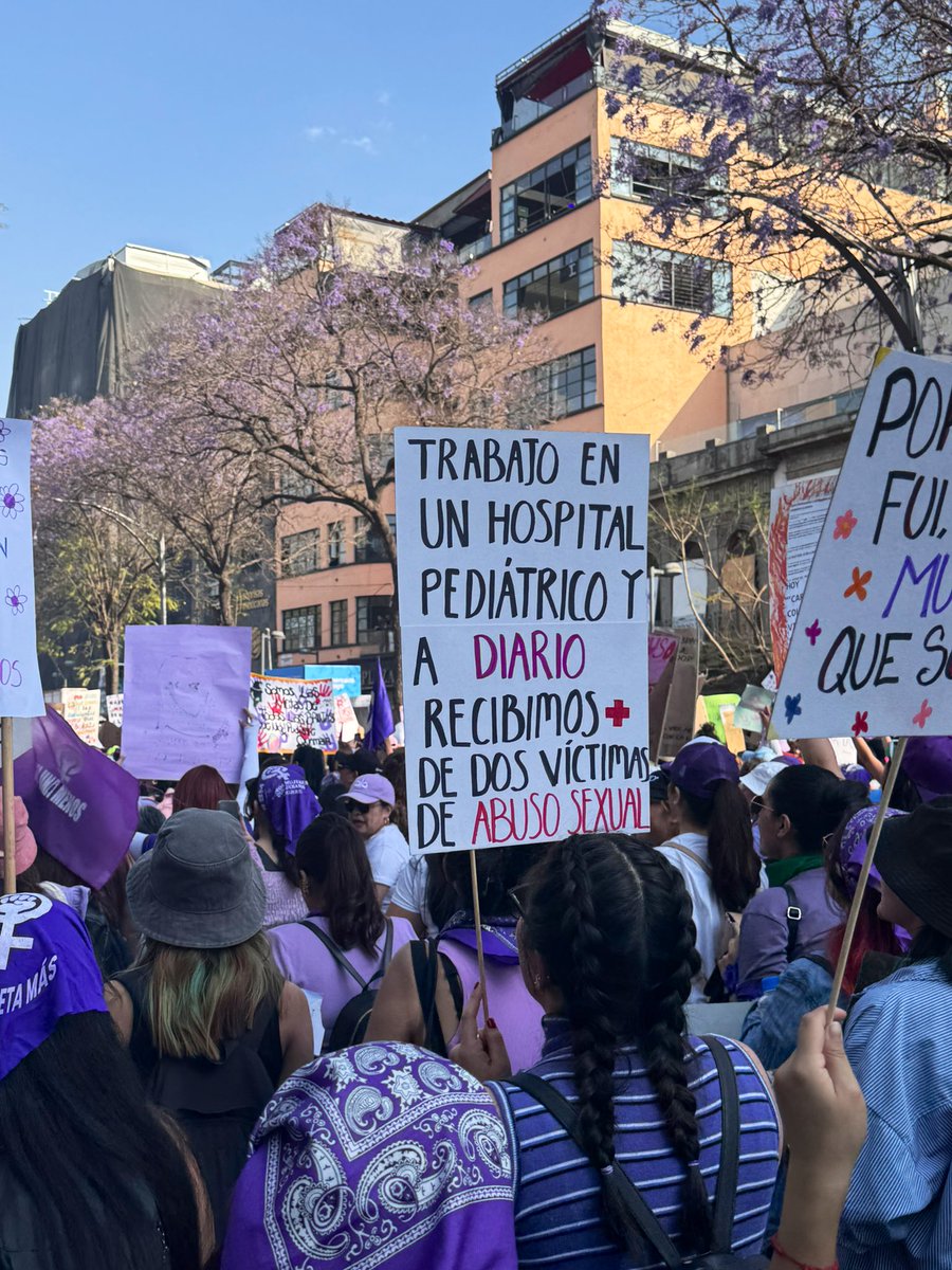 Un cartel durísimo sobre la violencia hacia las infancias. 

En México 1 de cada 4 niñas han sufrido abuso sexual, de acuerdo la asociación Infancia Libre de Abuso Sexual (ILAS).

#Marcha8M