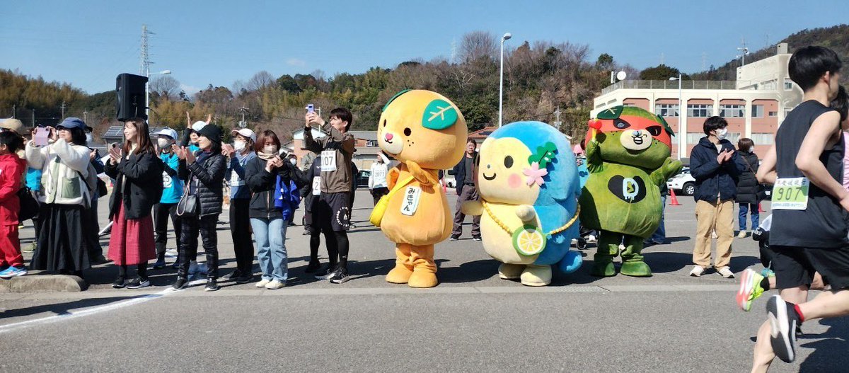 kamijima4's tweet photo. こにりん☀️

今日は #ゆめしま海道いきなマラソン に行ってきたりん🤩 ゲストでオリンピアンの #上村愛子 さん、 #村上幸史 さんや #マンダリンパイレーツ の選手さん、#FC今治 のクラブスタッフのみなさんが走りに来てくれたりん🏃‍♀️
#みきゃん と #ダークみきゃん も！！すごい盛り上がったりん！ https://t.co/rJi8hrBBM2