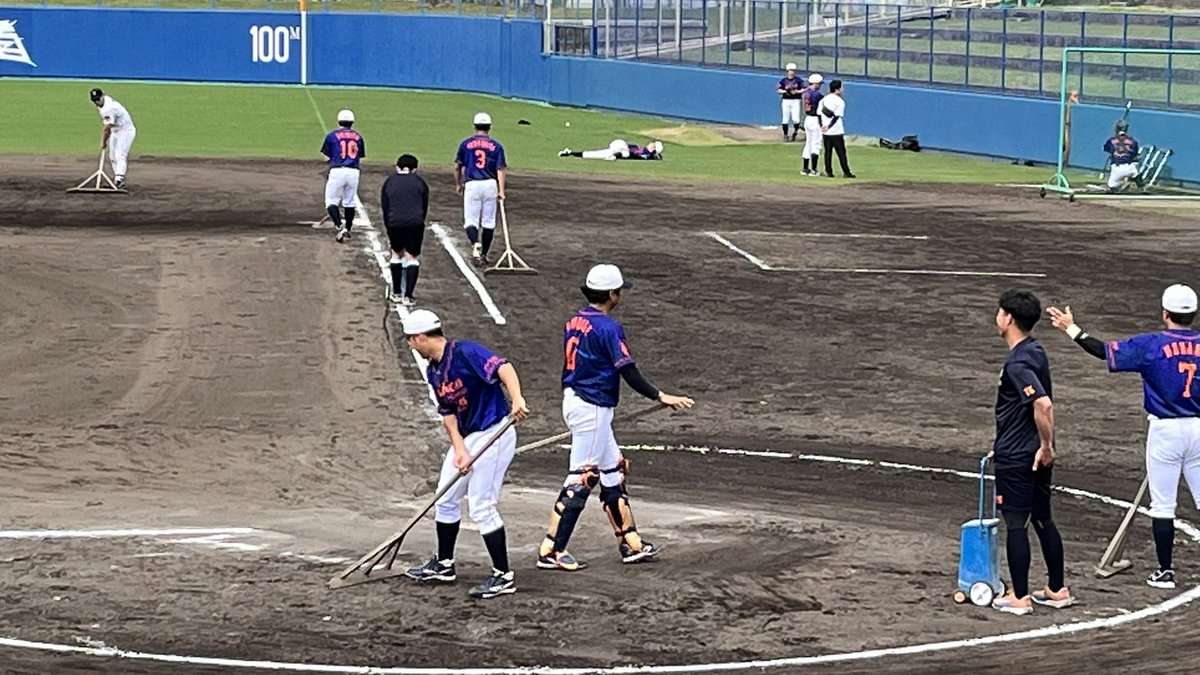こんにちは☺️

昨日に引き続き野球観戦⚾️

今日は大学野球部VS社会人野球部の試合です。

曇り空、風も程良くて観戦し易いですね。