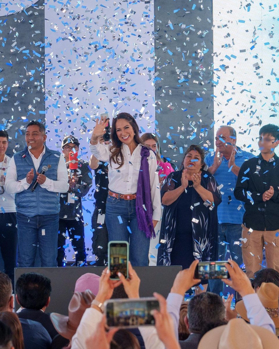 ¡El Gobierno de la Gente hace historia en San Diego de la Unión! 🙌🏻

La Primera Mujer Gobernadora de Guanajuato presentó su #1nformeLibia y nos contó todo lo que se ha hecho en estos meses. ¡El nuevo comienzo ya está en marcha! 💪💙 

#Somos1ConLaGente