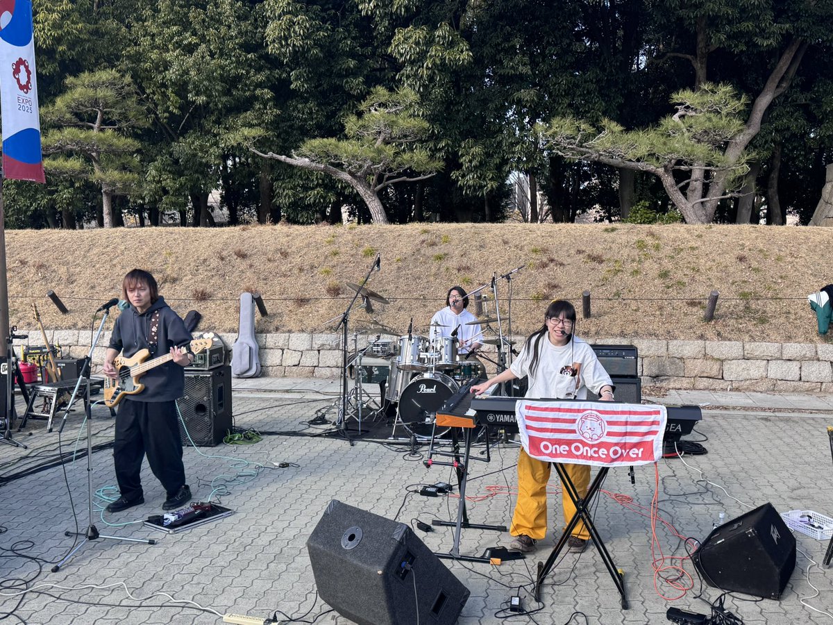 sonicform1's tweet image. 🏯'25/3/9城天ストリート🏯

5組目
『✨OneOnceOver✨』

滋賀からスリーピースの
ポップで個性的な楽曲を
響かさせてくれてます☀️🐶

#OneOnceOver
#城天ストリート 
#フリーライブ
#大阪城公園