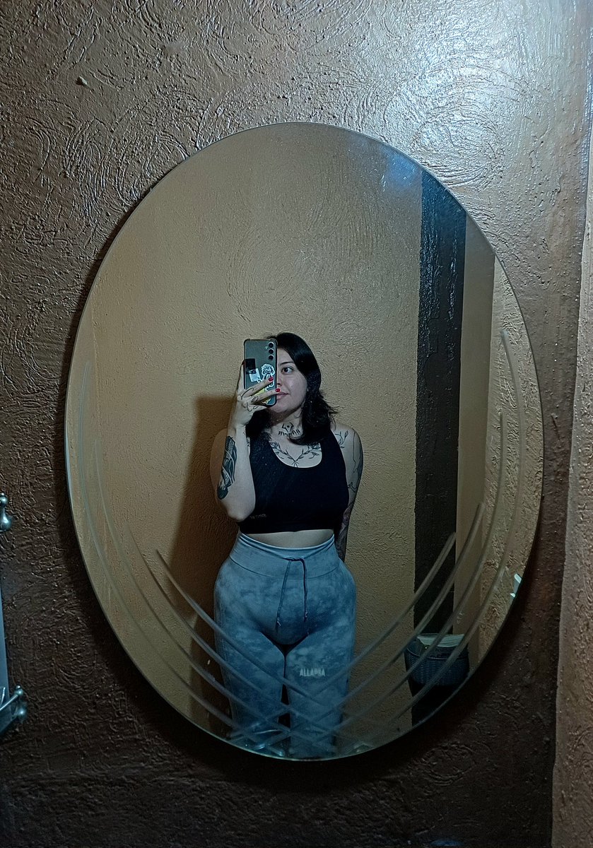 asteringirl's tweet image. Ni se nota que subí 8 kilos en 10 meses 😭