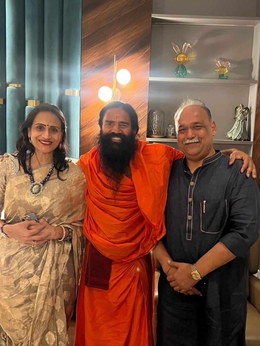 योगऋषि श्रद्धेय बाबा रामदेव जी से उनके नागपुर प्रवास पर सपत्नीक भेंट की, आशीर्वाद लिया। आज नागपुर के लिए सौभाग्य का दिन है कि पतंजलि यहाँ अपना फलो के रस पर प्रक्रिया करने का कारखाना शुरू करने जा रहा है। यहाँ के किसानो के उत्थान और ग्रामीण विकास मे यह मील का पत्थर साबित होगा।