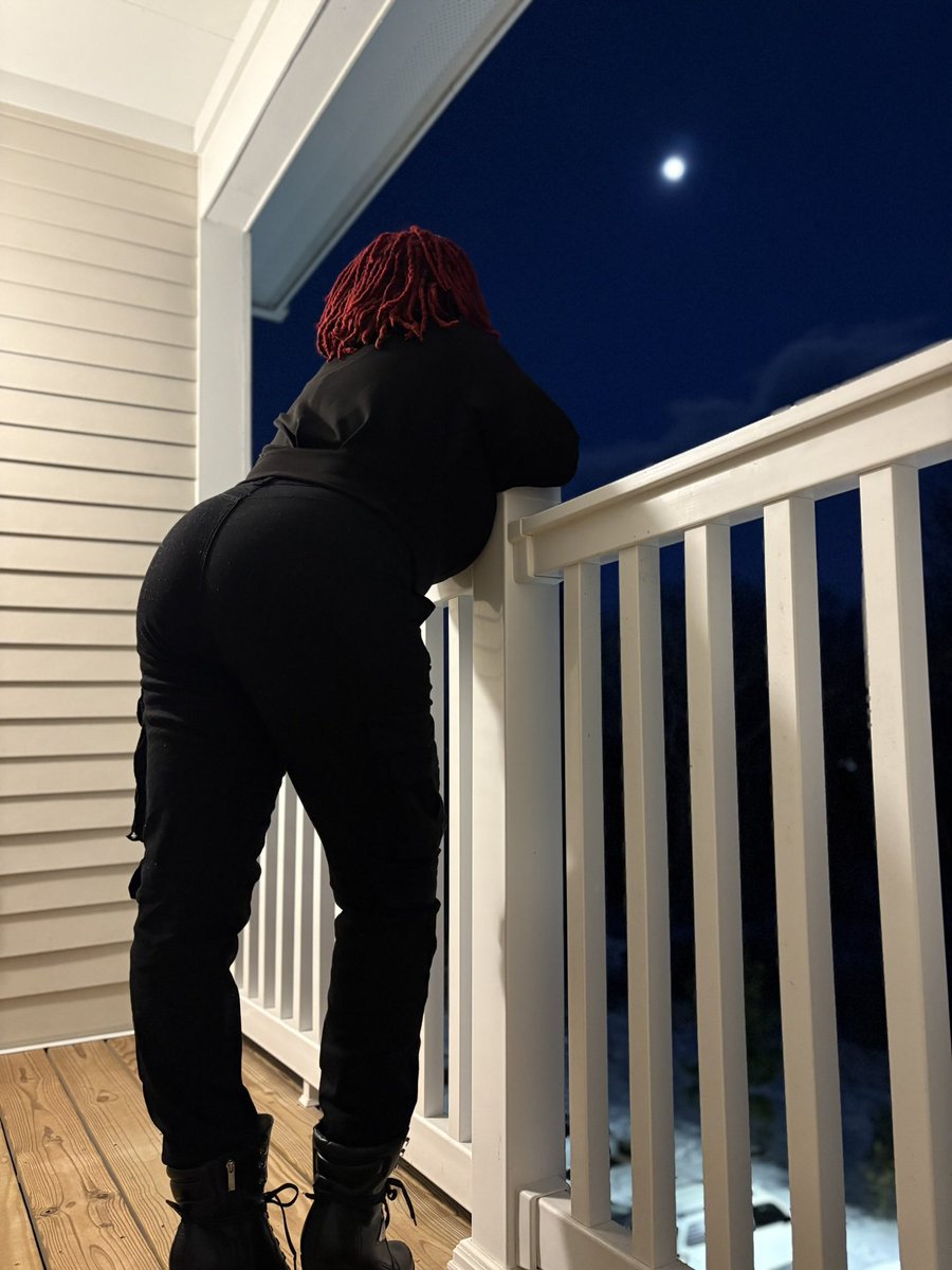 Talking to tha moooooooooooonnnn 🌚