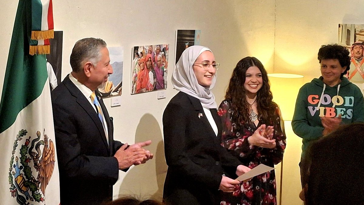 SRE_mx's tweet photo. 📸 El 5 de marzo, personal de @EmbaMexJor participó en la inauguración de la exposición ‘Entre Miradas’ de la fotógrafa mexicana @aleramponi, realizada en la galería @FannWaChai.

Esta muestra ofrece una reflexión visual única, fortaleciendo los lazos culturales entre México y Jordania.

🇲🇽🤝🇯🇴
#DiplomaciaCulturalMX