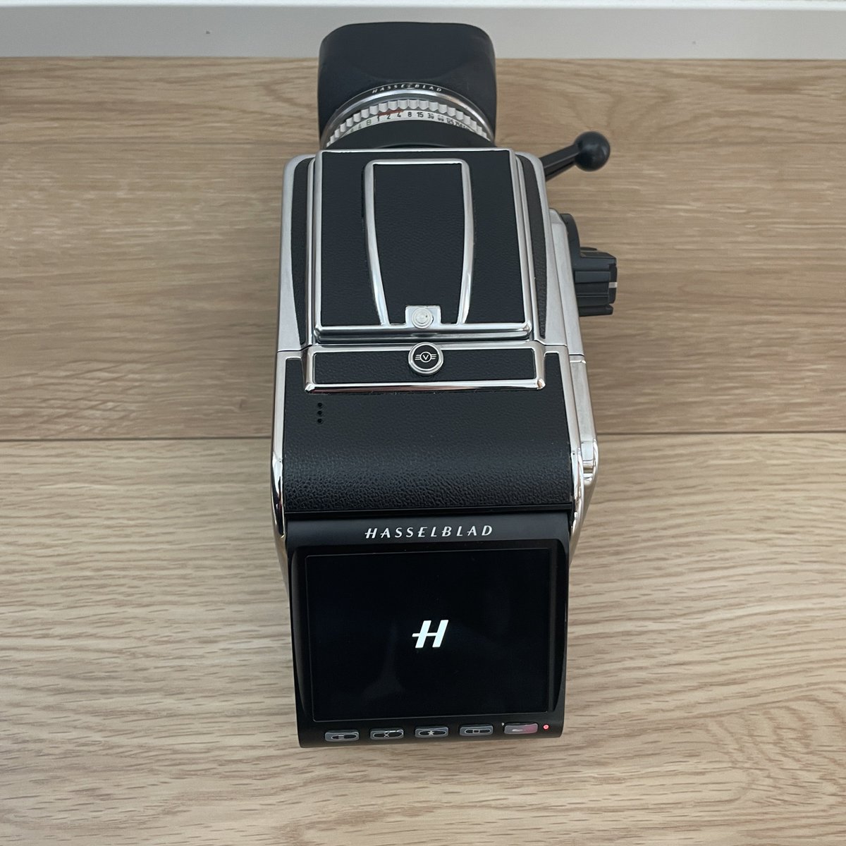 さよなライカしてはや数ヶ月、何をしていたかと言うと、こんにちハッセルしていたのだった！！

この見た目で中判デジカメなの強い

#hasselblad