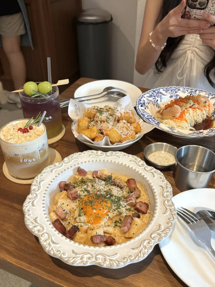 Adeline_dssh's tweet image. 仲の良い友達と食事に出かける