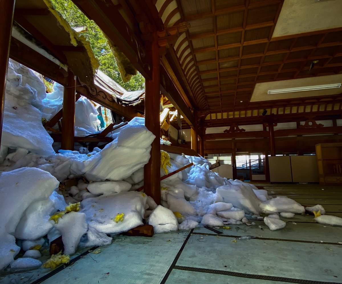 urbex_flan's tweet photo. 新興宗教の終わり
(詐欺寺 北館)

教祖も信者もいなくなり、積雪により崩壊していた https://t.co/0yFiXhPwOu