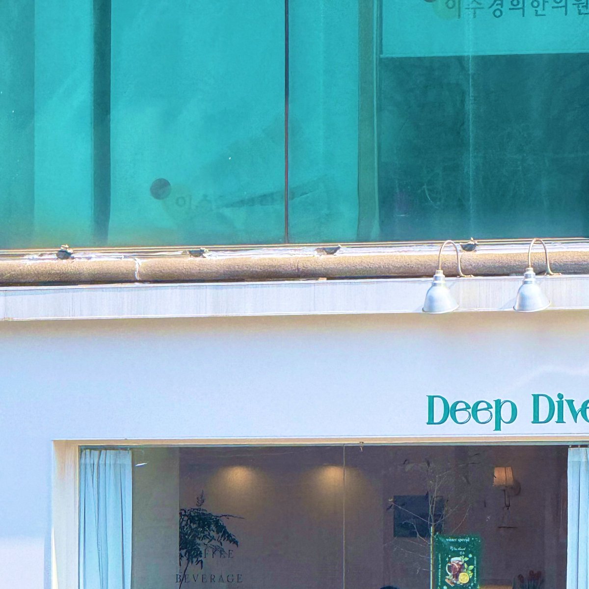 1인1음료라 되어있는 카페에 아이1어른3 가서 음료3+케이크1(음료보다 비쌈) 시켰는데 주문 다받고선 안에 있던 사장인지 누군지 나와서 1인1음료라며 점심시간엔 붐벼서 어쩌구하는데 카페 텅텅비어있는데요.. 기분나빠서 주문취소하고 나옴🤷🏻‍♀️ 그냥 어르신이랑 아이있는 가족손님 받기싫었던거같음