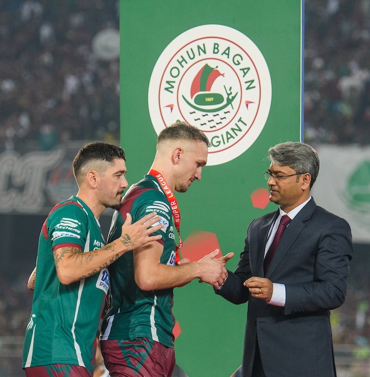 Indian Football Team (@indianfootball) on Twitter photo AIFF President Shri <a href="/kalyanchaubey/">Kalyan Chaubey</a> presented the league winners' medals and the shield to <a href="/mohunbagansg/">Mohun Bagan Super Giant</a> at the VYBK 🏟️ after their <a href="/IndSuperLeague/">Indian Super League</a> match against <a href="/FCGoaOfficial/">FC Goa</a> last night 🙌
#IndianFootball ⚽ AIFF President Shri <a href="/kalyanchaubey/">Kalyan Chaubey</a> presented the league winners' medals and the shield to <a href="/mohunbagansg/">Mohun Bagan Super Giant</a> at the VYBK 🏟️ after their <a href="/IndSuperLeague/">Indian Super League</a> match against <a href="/FCGoaOfficial/">FC Goa</a> last night 🙌
#IndianFootball ⚽